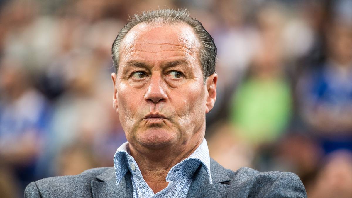 Doch so ganz ohne Job kann Stevens einfach nicht. Nach dem Ende seiner Trainerkarriere ist er immer wieder im SPORT1-Doppelpass zu Gast, auch bei Schalke gibt es noch einiges zu tun