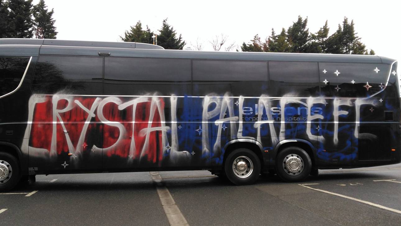 Crystal-Fans besprühen eigenen Bus