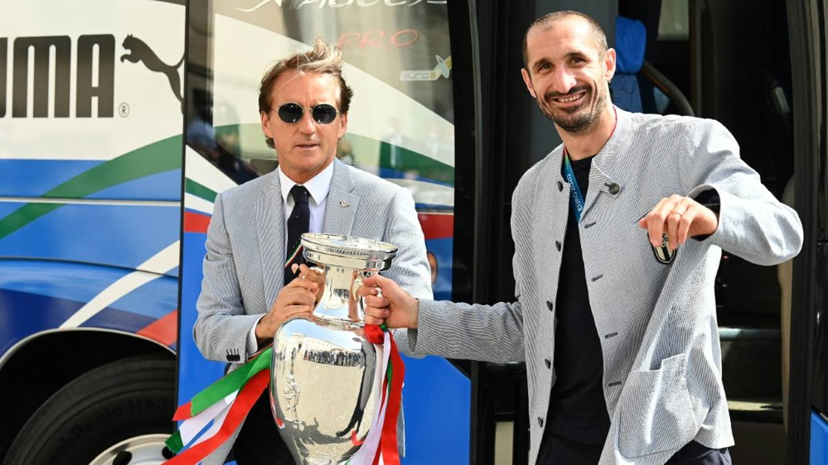 Trainer Roberto Mancini bedankt sich bei seinen Spielern