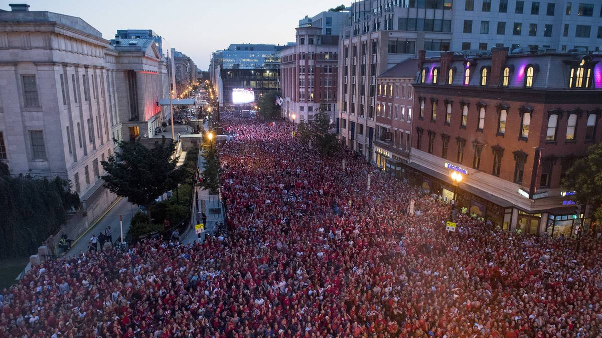 Zehntausende säumen die Straßen...