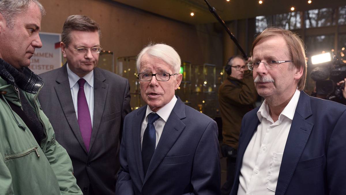 REINHARD RAUBALL (m.) und RAINER KOCH (r.): Die beiden Interimspräsidenten, die nach dem Abgang von Niersbach schon einmal den Verband als Duo führten, stehen nicht zur Verfügung. Der 72-jährige Rauball liegt über der Altersgrenze, Koch hat keine Ambitionen in dieser Hinsicht