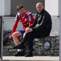 Der FC Bayern sucht ab Sommer einen neuen Trainer. Kommt Zinedine Zidane? Einer der Wegbegleiter des Franzosen hat eine klare Meinung.