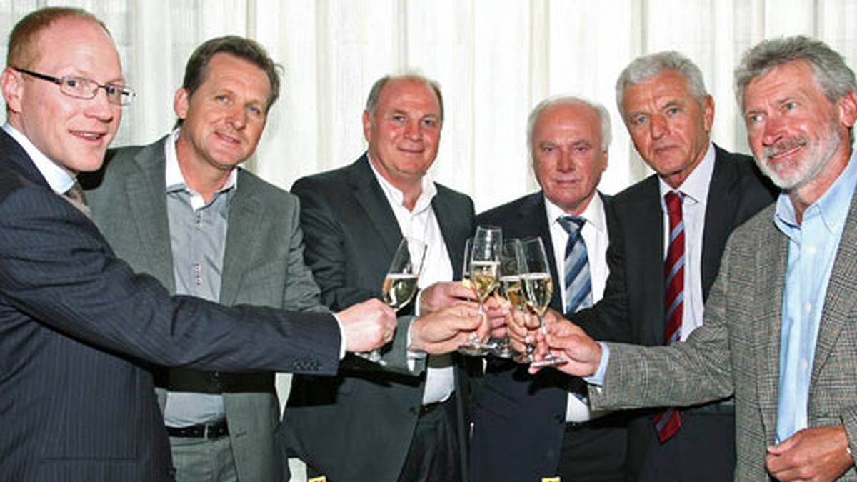 2010 feierte Lattek seinen 75. Geburtstag. Da durften die prominenten Gratulanten mitsamt Doppelpass-Torte nicht fehlen