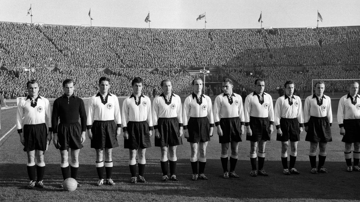 Der erste Auftritt im Nationaltrikot samt schickem Beinkleid lässt nicht lange auf sich warten: Bundestrainer Sepp Herberger beruft den 17-jährigen Seeler (2. v. r.) für die Partie am16. Oktober 1954 gegen Frankreich erstmals ins Team - allerdings gibt es zum Debüt eine 1:3-Niederlage. Noch im Team (v.l.n.r.: Jupp Posipal, Fritz Herkenrath, Jupp Derwall, Gerd Harpers, Werner Liebrich, Michael Pfeiffer, Herbert Erhardt, Werner Kohlmeyer, Gerd Kaufhold, Uwe Seeler, Alfred Beck