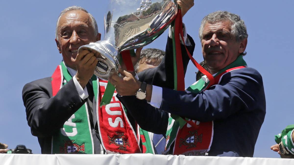 Präsident de Sousa (l.) und Trainer Santos stemmen gemeinsam das wertvolle Mitbringsel aus Frankreich