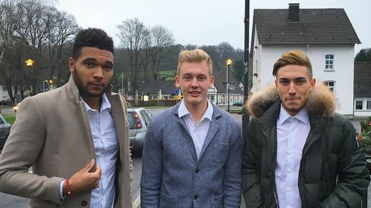 Jonathan Tah, Julian Brandt und Marlon Frey haben sich ebenfalls schick gemacht. Nach dem klaren Sieg mit Leverkusen gegen Gladbach hat das Trio gleich doppelten Grund zum Feiern