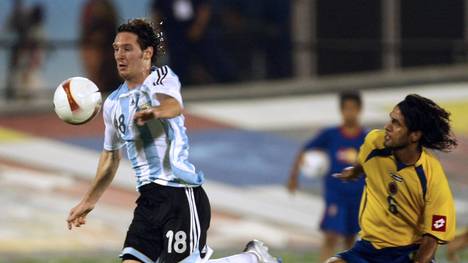 Argentina's Lionel Messi (L) overtakes C...