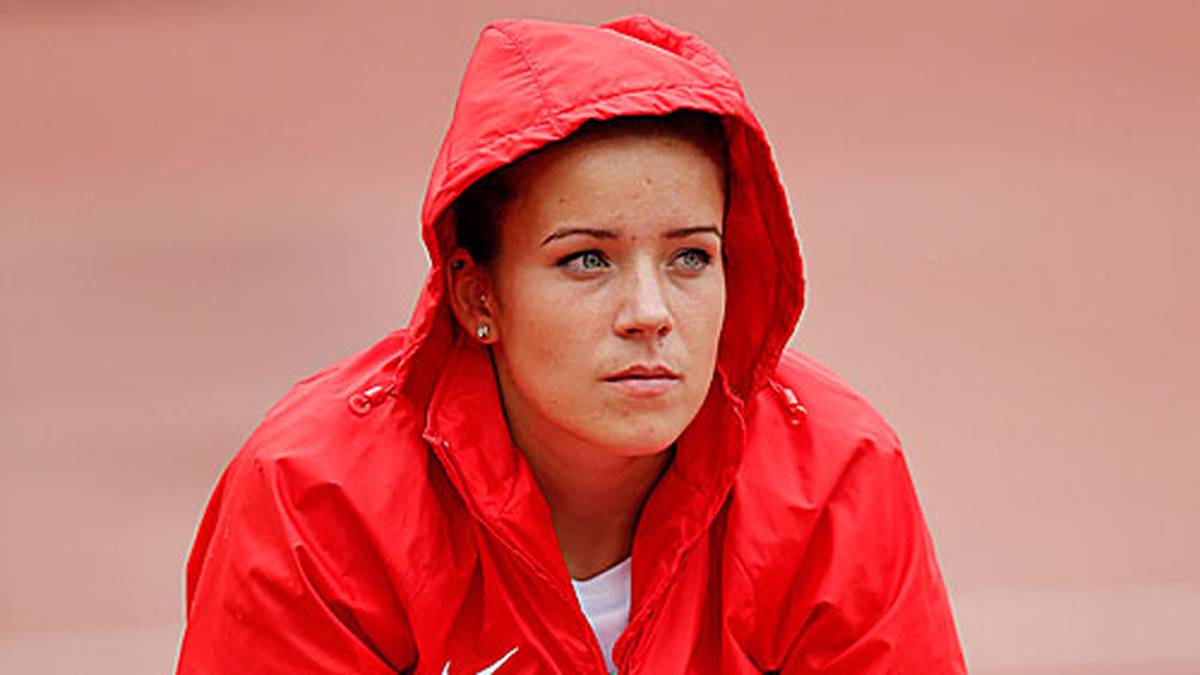Sinnbild für den zweiten EM-Tag. Ab Nachmittag bestimmen Regenschauer und starke Windböen das Geschehen. Fruzsina Fertig hockt betrübt auf der Laufbahn