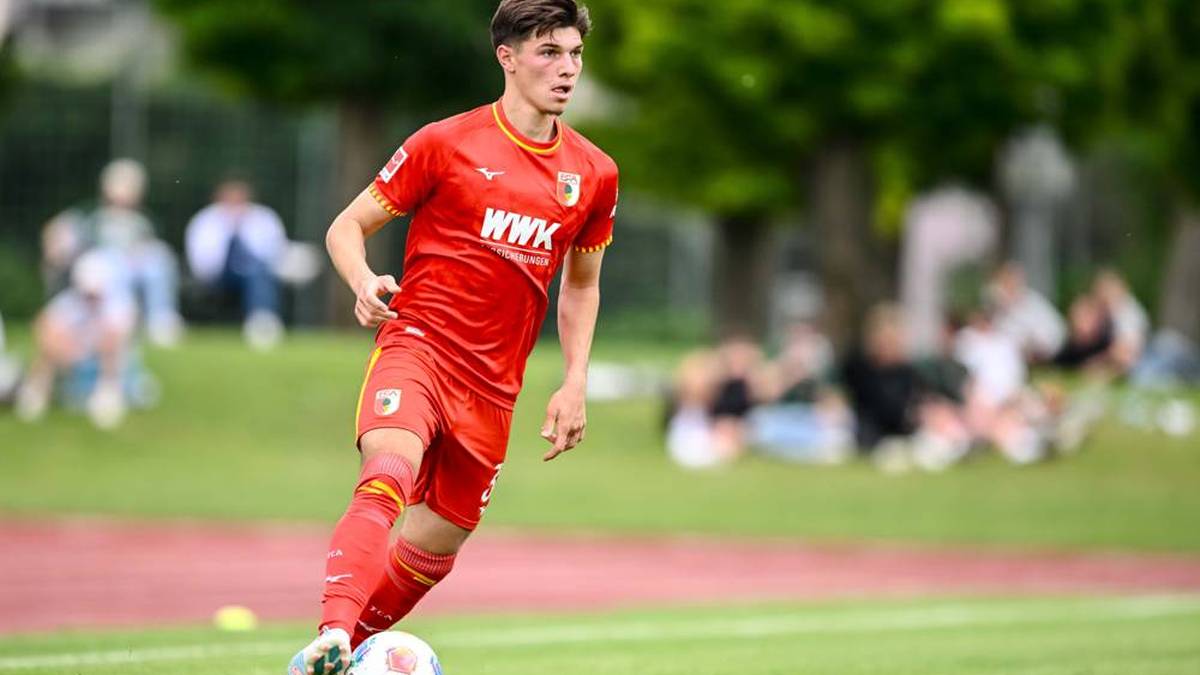 Mert Kömür (20, FC Augsburg): Der Offensivspieler war bereits in der Saison 2024/25 fester Bestandteil des Bundesliga-Kaders, kam jedoch nur als Einwechselspieler zum Einsatz. Die Vorzeichen sehen nun anders aus, denn die Augsburger banden das Offensivtalent langfristig bis 2029 und Neu-Coach Sandro Wagner sieht viel Potenzial in Kömür.