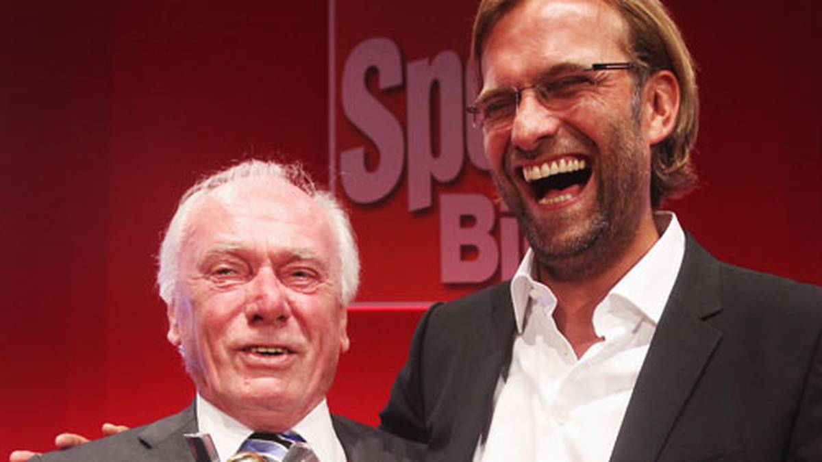 Auch danach hatte Lattek Grund zur Freude. Mit Jürgen Klopp präsentierte sich der langjährige SPORT1-Experte, nachdem er von den Kollegen der "Sport-Bild" für sein Lebenswerk geehrt wurde