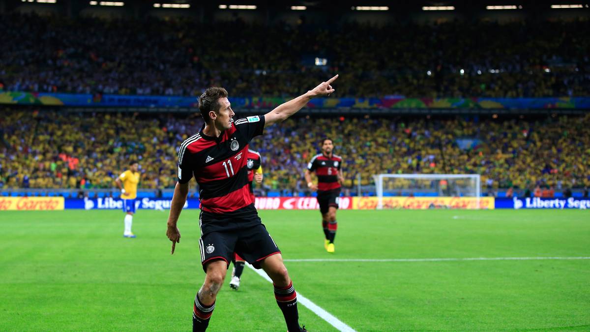 Mit seinem zweiten Turniertreffer schreibt der Oldie Geschichte: Mit 16 Toren ist er nun alleiniger WM-Rekordtorschütze