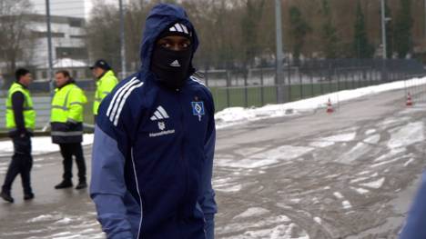 Der Hamburger SV hat Jean-Luc Dompé vorerst suspendiert. Der HSV-Star sorgte bei den Rothosen für einen Eklat, weil er alkoholisiert in den Straßenverkehr eingriff. Trainer Merlin Polzin muss auf der PK mehrere Fragen zu diesem Thema beantworten.
