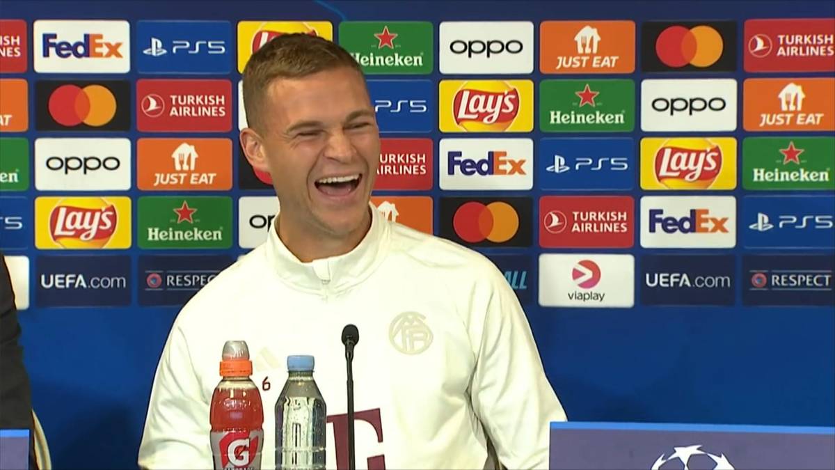 Joshua Kimmich wird auf der Pressekonferenz nach den Chancen des FC Kopenhagen ob der Bayern-Krise gefragt. Der Mittelfeldmann reagiert amüsiert.