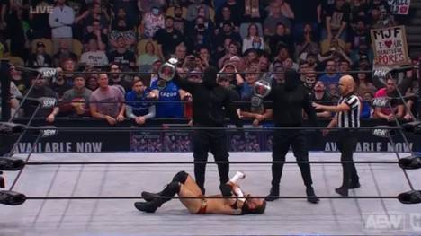 Zwei Maskenmänner nahmen MJF bei AEW Dynamite die ROH Tag Team Titles ab