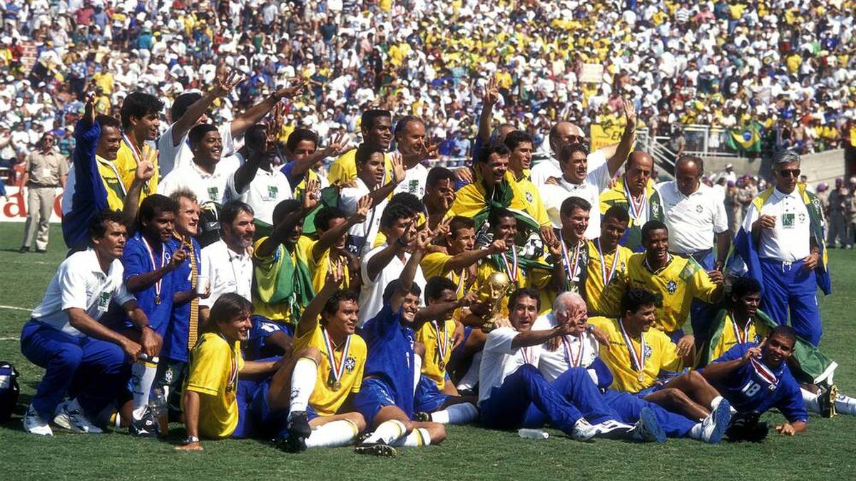 1994: Im Elfmeterschießen bezwingen die Brasilianer in den USA Italien mit 3:2