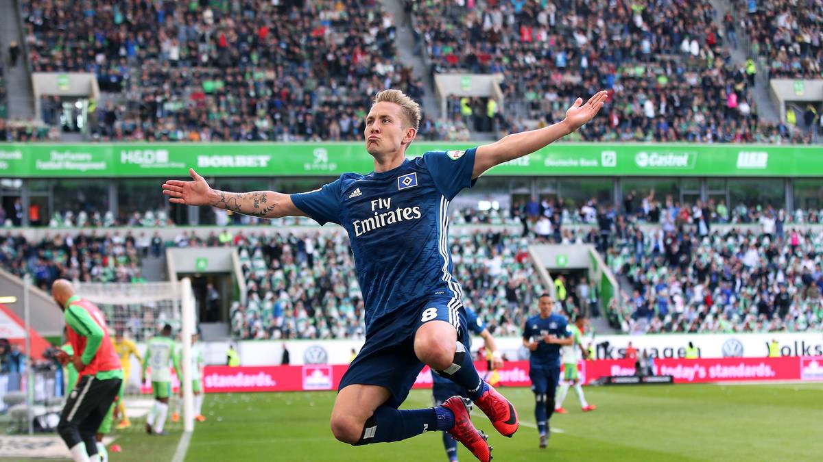 Kurz vor der Pause legt Lewis Holtby per Kopf nach