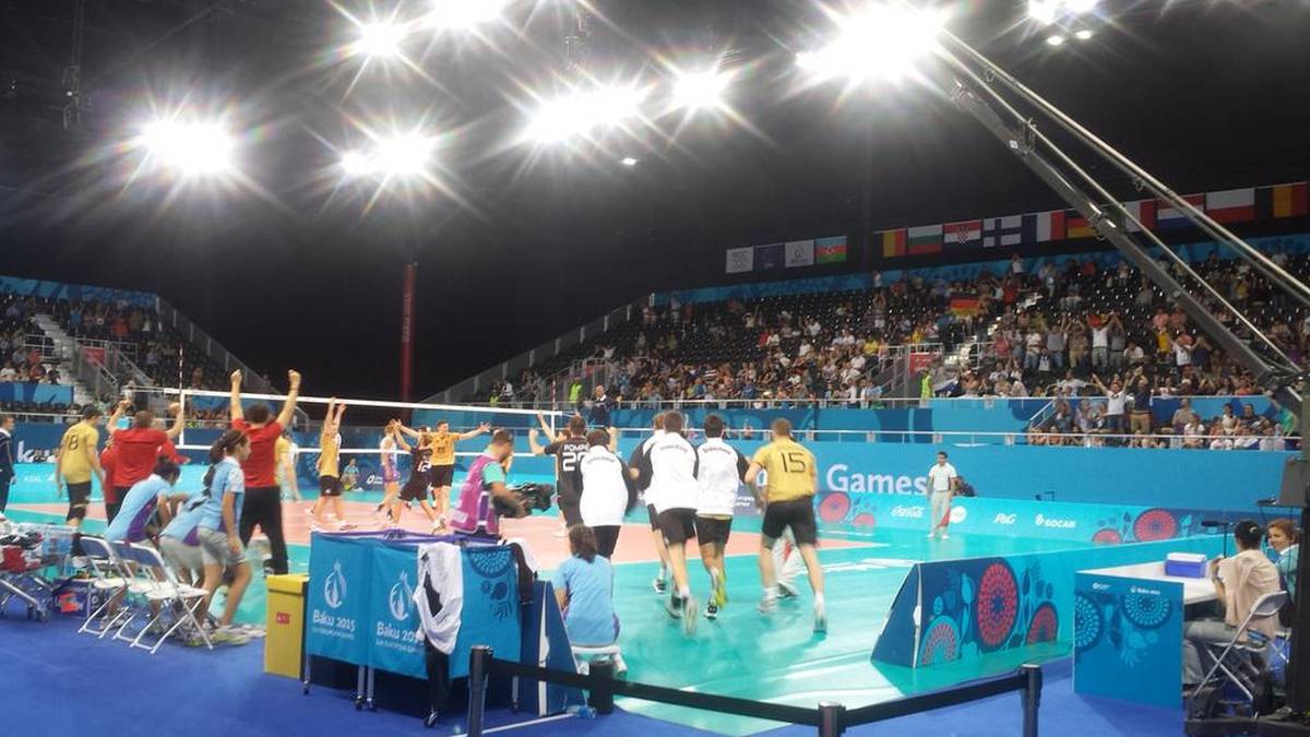 SPORT1-Reporterin Anett Sattler hält den Moment des Sieges gegen Russland fest und twittert "Fiiinaaaaleee! Bravo und chapeau, @TeamGER_Volley"