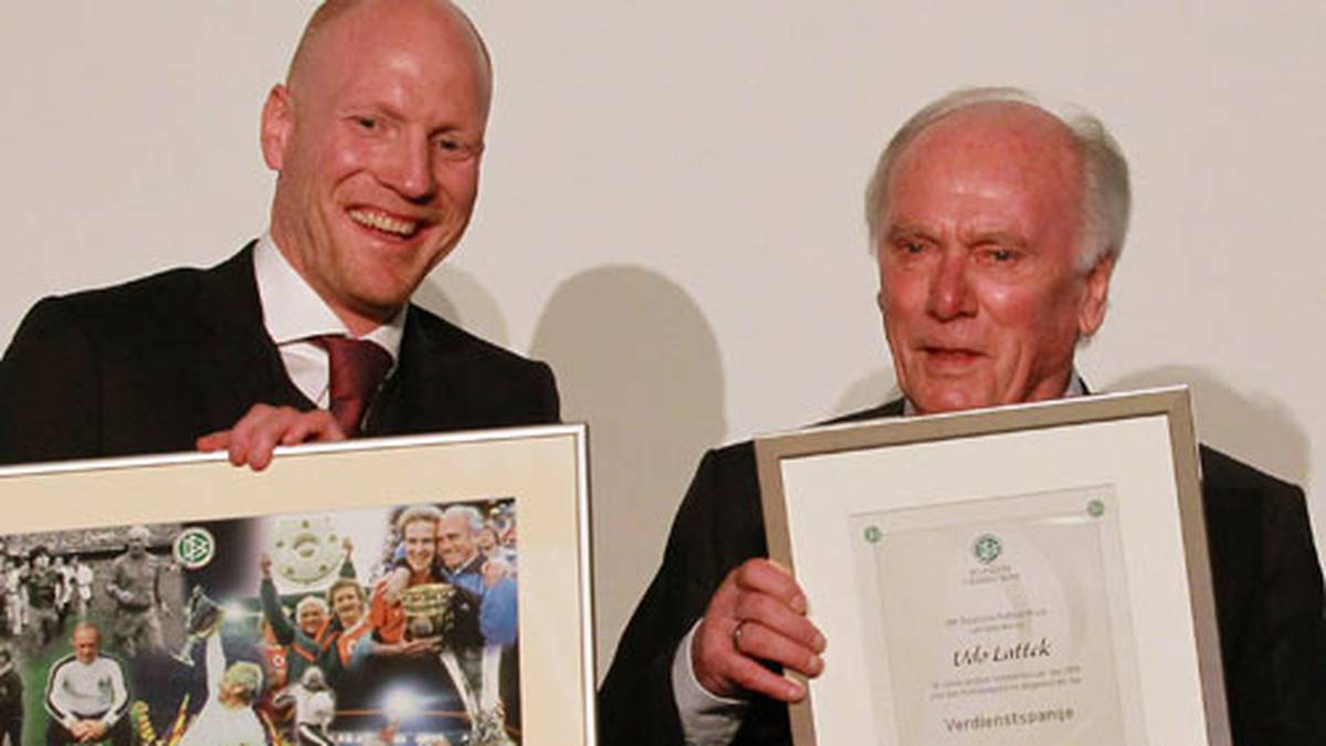 Der DFB honorierte seine Lebensleistung ebenfalls. Im März 2012 erhielt er die Auszeichnung vom damaligen DFB-Sportdirektor Matthias Sammer