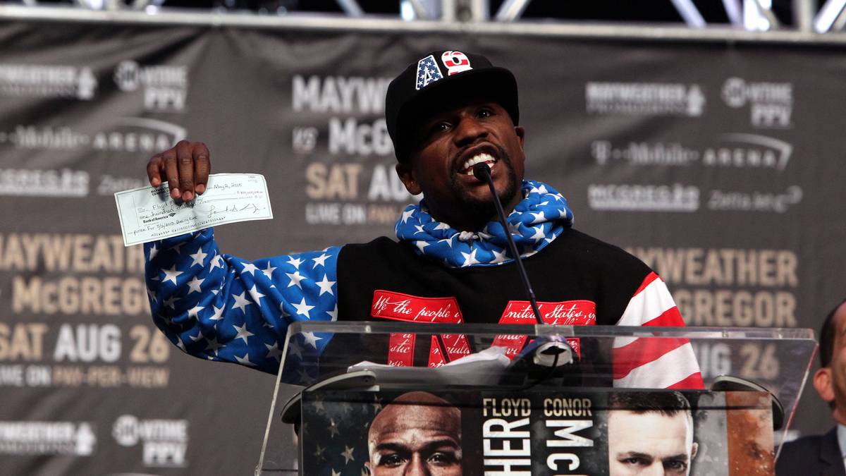 Der reagiert darauf gewohnt cool und protzig. Er holt einen Scheck über 100 Millionen Dollar heraus - mit dem Kommentar: "Siehst du, ich habe genug Geld. Und ich muss dort nicht einmal rangehen!