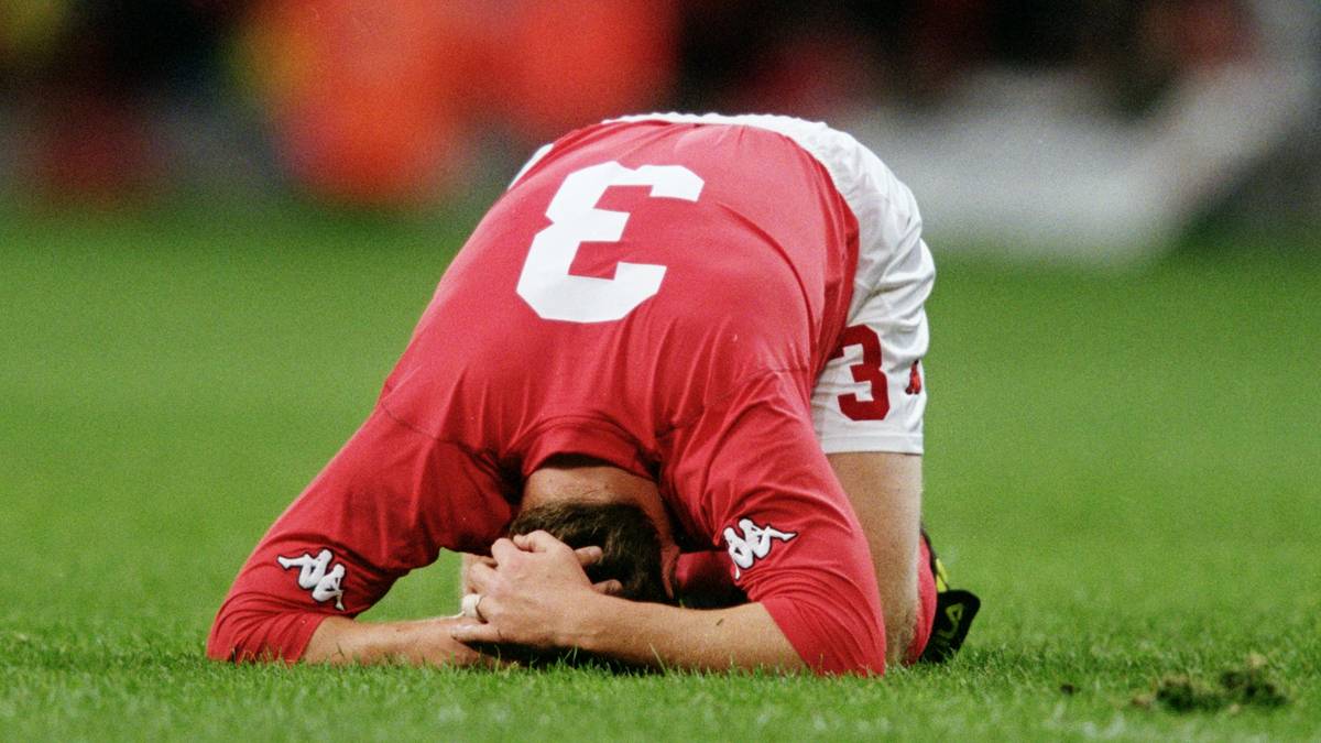 DARREN BARNARD: Knie kaputt, dank Urin-Pfütze seines Welpens. In der rutscht der englische Fußballprofi Darren Barnard aus - fünf Monate Pause