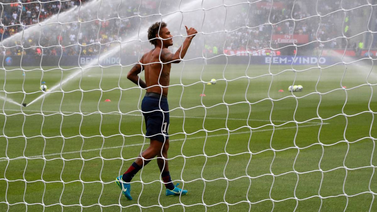 Der 25-Jährige, der mit geschniegelter Frisur und Silberohrringen auflief, ließ kurz seine Fähigkeiten aufblitzen...