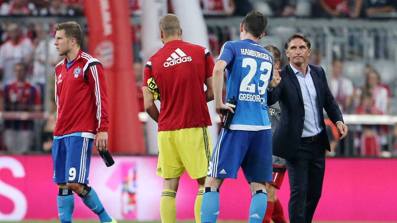 Michael Gregoritsch (2.v.r.) wird nach seinem Bundesliga-Debüt von Trainer Bruno Labbadia getröstet
