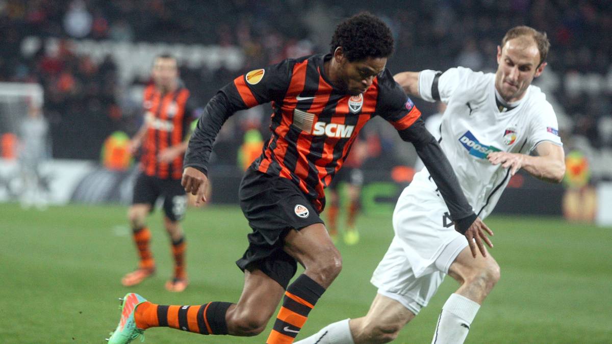 ALEX TEIXEIRA: Dieser Brasilianer kostete circa 50 Millionen Euro. Der offensive Mittelfeldakteur spielt seit 2016 bei Jiangsu Suning und wurde von Schachtjor Donezk losgeeist