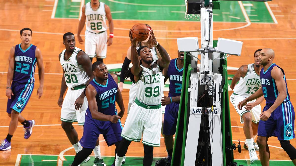Das gilt zunächst nicht für seine Teamkollegen. Die Celtics um Ex-Maverick Jae Crowder legen deutlich besser los und führen schnell mit 18 Punkten
