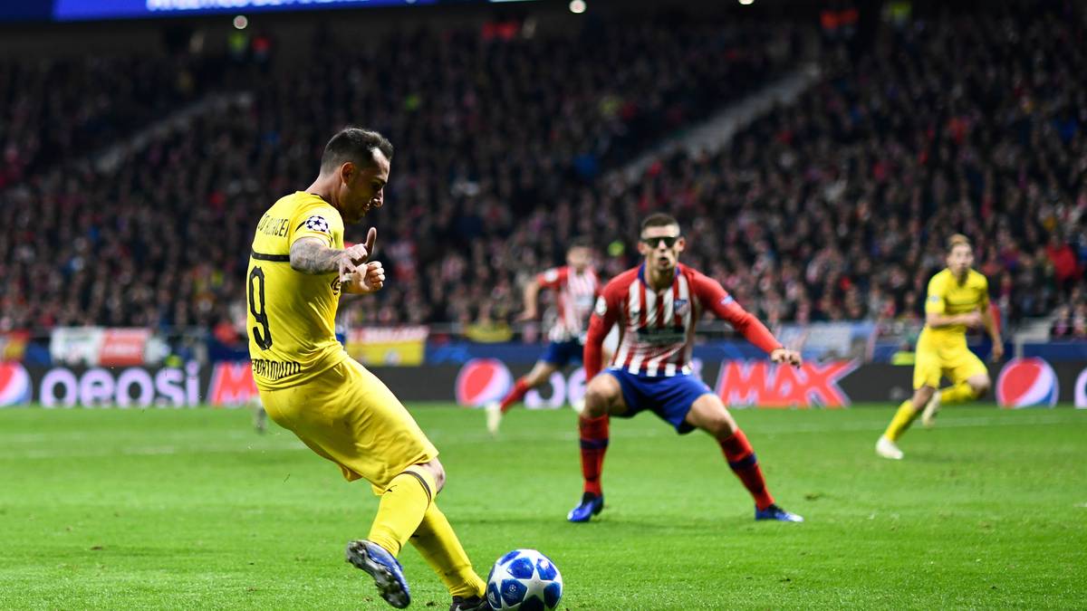 PACO ALCACER (bis 75.): In seinem erst zweiten Champions-League-Spiel für den BVB vor der Pause komplett unsichtbar. Das blieb bis zur 65. Minute so, als er Guerreiro fast den Ausgleich servierte. Es blieb bis zu seiner Auswechslung seine einzige nennenswerte Aktion - SPORT1-Note: 4,5