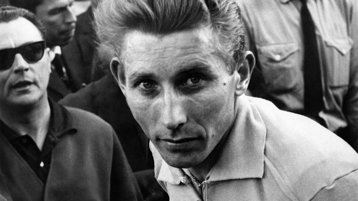 Dabei schlug "Maitre Jacques" den zu dieser Zeit besten Zeitfahrer Fausto Coppi. 1956 nahm er dem Italiener auch den Stundenweltrekord ab. 14 Jahre lang hatte die Bestzeit von Coppi Bestand, ehe Anquetil mit über 46 Kilometern an ihm vorbeizog