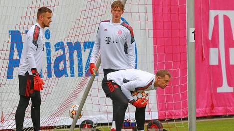 Tom Ritzy Hülsmann (hinter Manuel Neuer stehend) unterschreibt beim FC Bayern einen Profivertrag