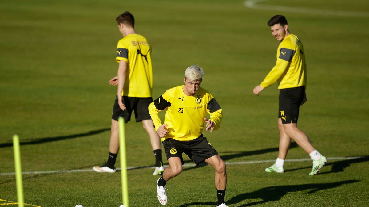 Neuzugang Kevin Kampl gibt dabei auf dem Trainingsplatz sein Debüt im schwarz-gelben Dress