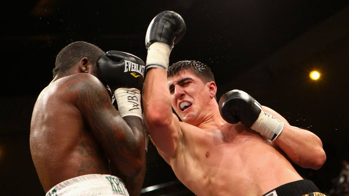 Im August 2009 gewinnt er schließlich gegen den Argentinier und amtierenden Weltmeister Victor Emilio Ramírez die WBO-Weltmeisterschaft im Cruisergewicht einstimmig nach Punkten und verteidigt diesen Titel Ende des Jahres erfolgreich gegen Ola Afolabi