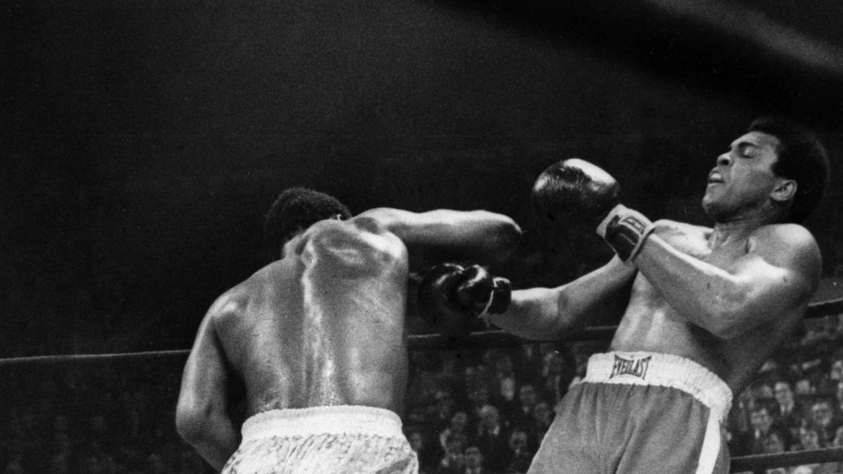 Im Madison Square Garden treffen Ali und Frazier aufeinander. Es ist ein noch nie dagewesenes Spektakel, Prominente lassen sich akkreditieren, weil sie keine Tickets mehr bekommen. Ali gegen Frazier ist auch wieder eine Belastungsprobe für die USA - Frazier gilt in den immer noch zerstrittenen Vereinigten Staaten als "guter Schwarzer", Ali als "Nicht-Patriot". Am Abend des Kampfes kommt es in vielen Städten zu Ausschreitungen
