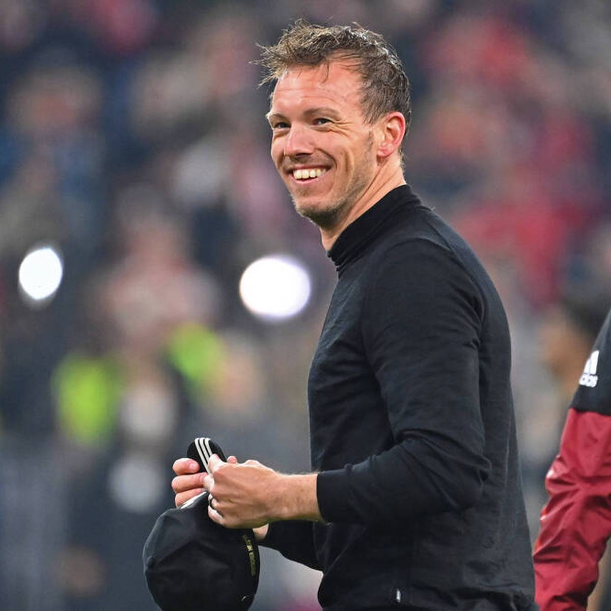 Bayern-Trainer Julian Nagelsmann ist frisch verliebt - in Bild-Reporterin Lena Wurzenberger. Die Beziehung hat berufliche Folgen für die Journalistin.