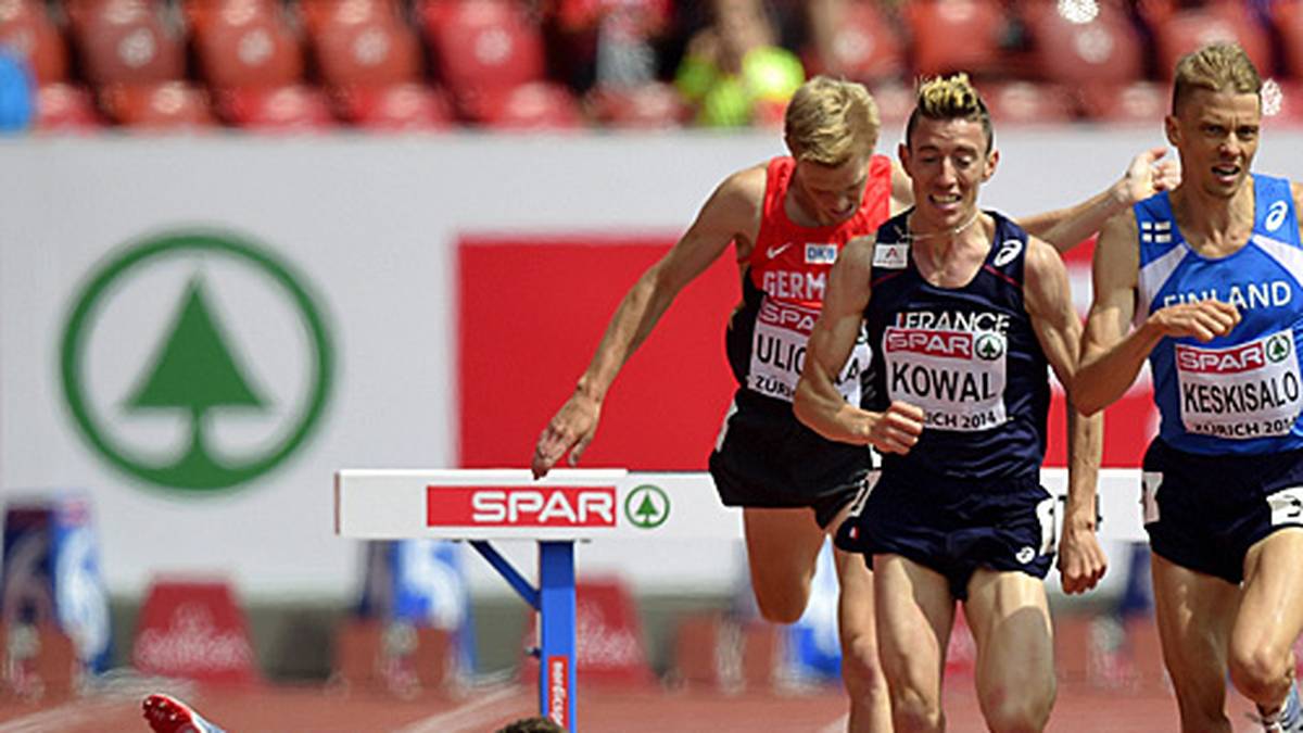 Spaniens Victor Garcia stürzt im Vorlauf über 3000 Meter Hindernis auf der Zielgeraden und fällt ungebremst auf die Bahn