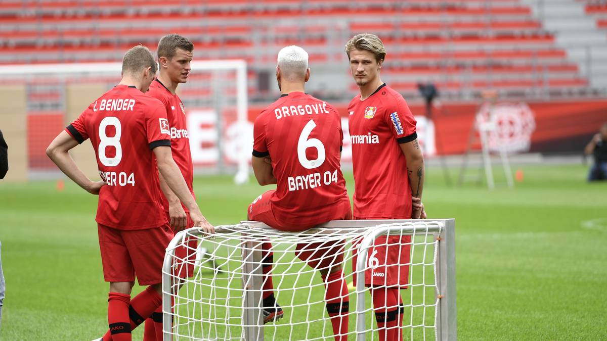 PLATZ 12 - BAYER LEVERKUSEN: Mit 2,5 Millionen Euro von Ausrüster Jako fallen die Einnahmen relativ gering aus. Dafür zahlt der Ausrüster Boni wie die 200.000 Euro für das Erreichen der Champions League. Zudem geht der Ausrüster auf Wünsche wie das Jubiläums-Trikot zum 40-jährigen Bundesliga-Aufstieg ein 