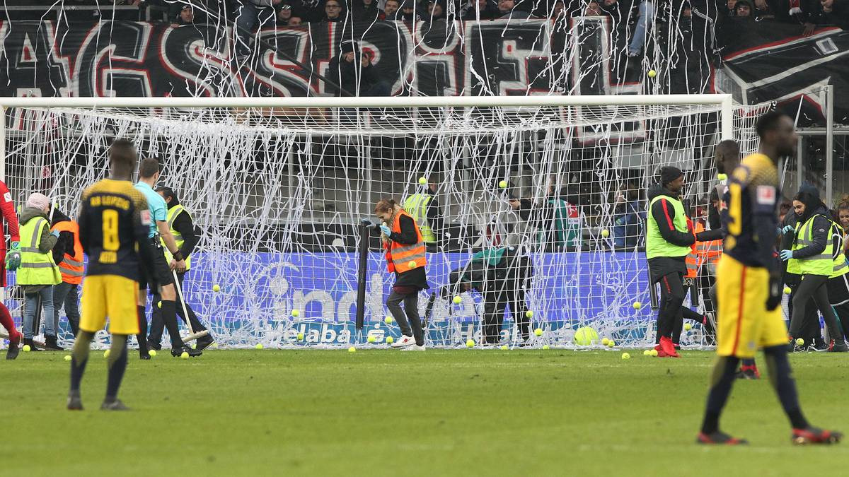 PROTESTE: In Frankfurt flogen Tennisbälle, in Bremen trillerten die Pfeifen, in Dortmund blieben große Teile der legendären Südtribüne verwaist: Die neu eingeführten Montagsspiele führten in den Bundesligastadien zu lautstarken Protesten. Bei der DFL jedoch blieben sie ungehört. Bis 2021 wird es auch weiterhin fünf Montagsspiele pro Saison geben