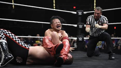 Shinsuke Nakamura (o.) besiegte bei seinem NXT-Debüt Sami Zayn