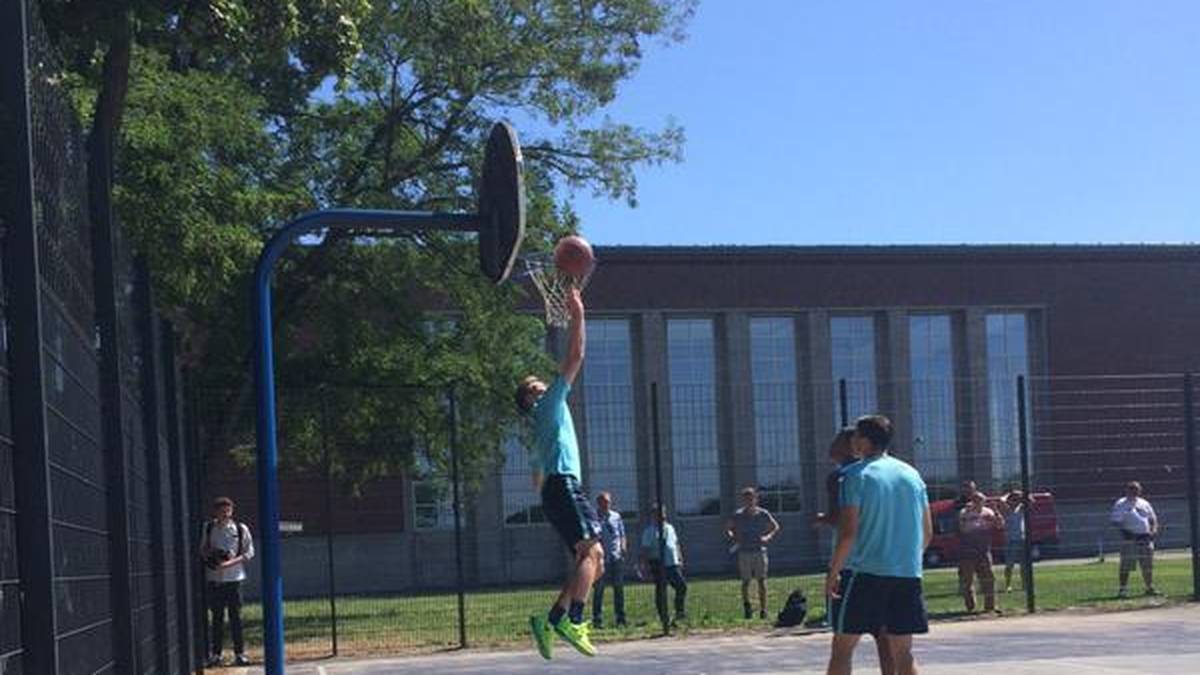 Als Alternative steht Streetball auf dem Programm. Mitchell Weiser mit dem gekonnten Korbleger