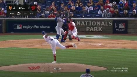 Francisco Lindor von den New York Mets wird im Spiel gegen die Washington Nationals am Helm getroffen. Der Shortstop konnte dem Fastball des Pitchers nicht mehr ausweichen. 