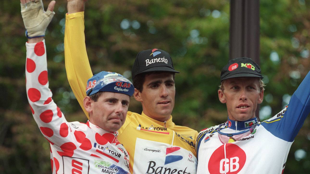 TDF 1993-PODIUM Fünf Mal in Folge stand Miguel Indurain (M.) in Paris ganz oben auf dem Treppchen. Hier feiert er seinen Triumph 1993 dem besten Bergfahrer Tony Rominger (l.) und Zenon Jaskula