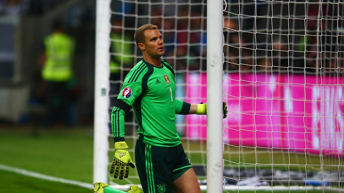 Deutschlands Schlussmann schmeckt der Gegentreffer überhaupt nicht. Die DFB-Elf geht nur mit einem knappen Vorsprung in die Pause