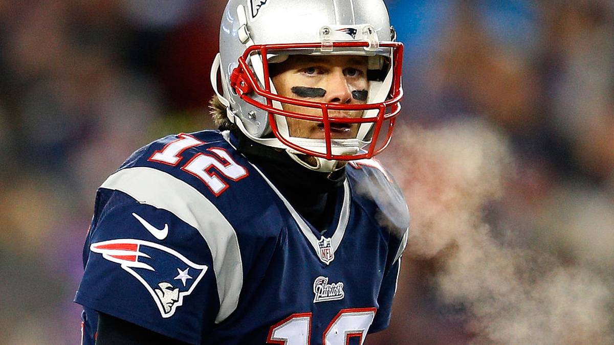 2014 sorgte Tom Brady für den sogenannten "Deflategate". Im Halbfinalspiel gegen die Indianapolis Colts verwendete der Quarterback zu schwach aufgeblasene Bälle. Eine Untersuchung der NFL ergibt: 11 der 12 von den Patriots eingesetzten Spielbälle haben weniger als die vorgeschriebene Mindestmenge Luft 