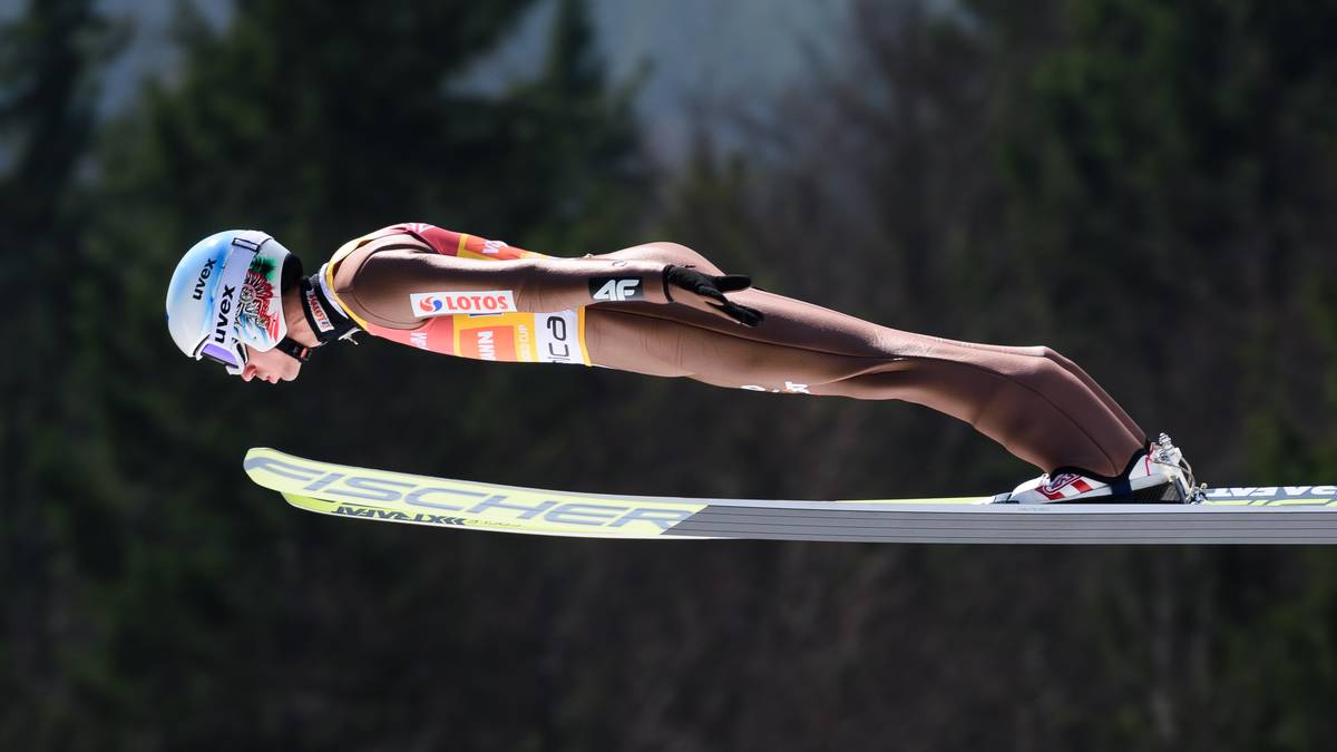 Das sagt Hannawald: "Für mich der Springer, der Freitag am gefährlichsten werden kann. Er hat sich seit Saisonbeginn Stück für Stück verbessert. Er hat ein kleines technisches Manko in seinem Sprungablauf und teilweise Probleme mit der Anlaufgeschwindigkeit. Bekommt er das in den Griff, ist er mit Freitag auf Augenhöhe."