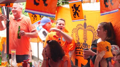 Die Niederlande ist nach dem 0:2 gegen Tschechien ausgeschieden. Die Oranje-Fans hatten nach den Spiel schnell einen Sündenbock für das Ausscheiden gefunden.