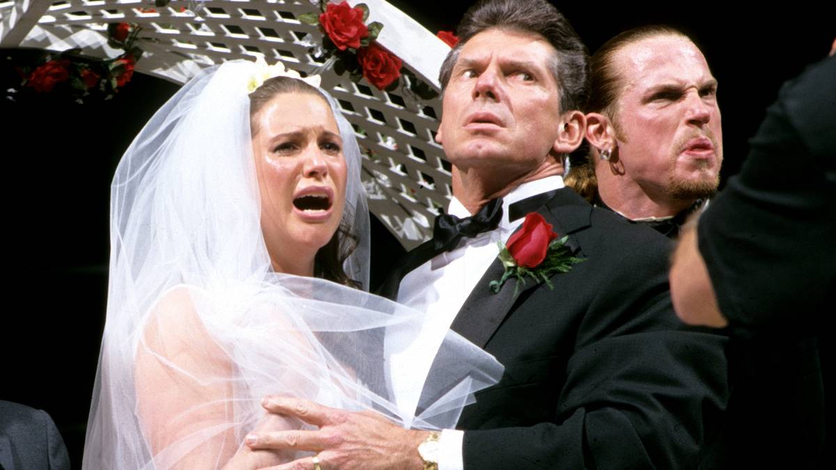 29. NOVEMBER 1999 - Vince McMahons Tochter Stephanie McMahon will ihren Freund Test im Ring heiraten. Triple H hat etwas dagegen: Er führt ein Videotape vor, aus dem klar wird, dass er eine betrunken gemachte Stephanie vorher in Las Vegas geheiratet hat. Später werden die beiden wirklich ein Paar - vor und hinter der Kamera
