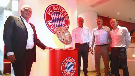 Der FC Bayern München mit Uli Hoeneß und Karl-Heinz Rummenigge auf Asientour