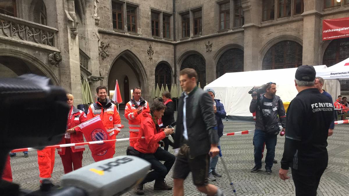 Für  Manuel Neuer ist die Anreise schon beschwerlicher. Auf seinen Krücken lässt es sich der Keeper trotzdem nicht nehmen, der Feier beizuwohnen