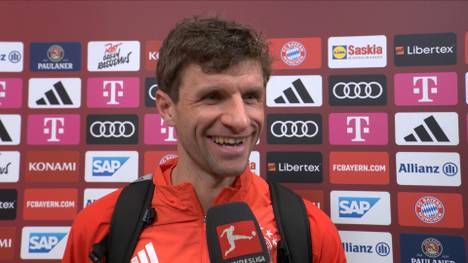 Ein Interview der besonderen Art: Thomas Müller soll angeblich gerne singen. Im Interview soll er ein Ständchen von sich geben. Darauf scheint der Bayern-Star aber nicht so Lust zu haben.